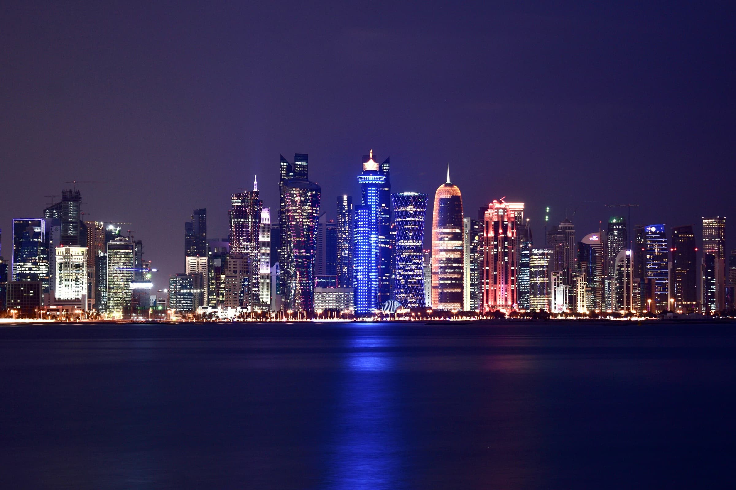 多哈西湾的夜景天际线
